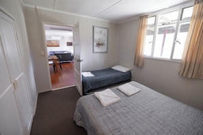 Cabaña familiar, 3 habitaciones | Tabla de planchar con plancha y ropa de cama