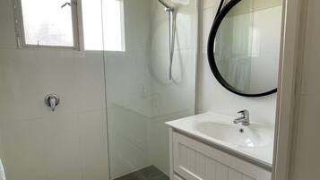 Kabin Keluarga, 3 kamar tidur | Kamar mandi | Kombinasi shower/bathtub, pengering rambut, dan handuk