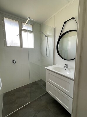 Family Cabin, 3 Bedrooms | Bathroom