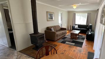 Family Cabin, 2 Bedrooms | Living area