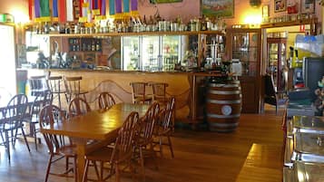 Bar (trong khuôn viên)