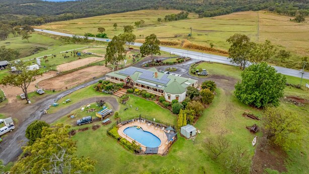 An aerial view of a property with a swimming pool, a large house, and surrounding fields. - Bestbrook Mountain Resort (Tregony)