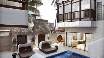Grand Villa | Minibar, in-room safe, desk, free WiFi