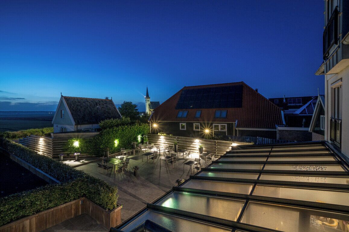 Frühstück, moderne, europäische Küche, Blick auf den Garten 