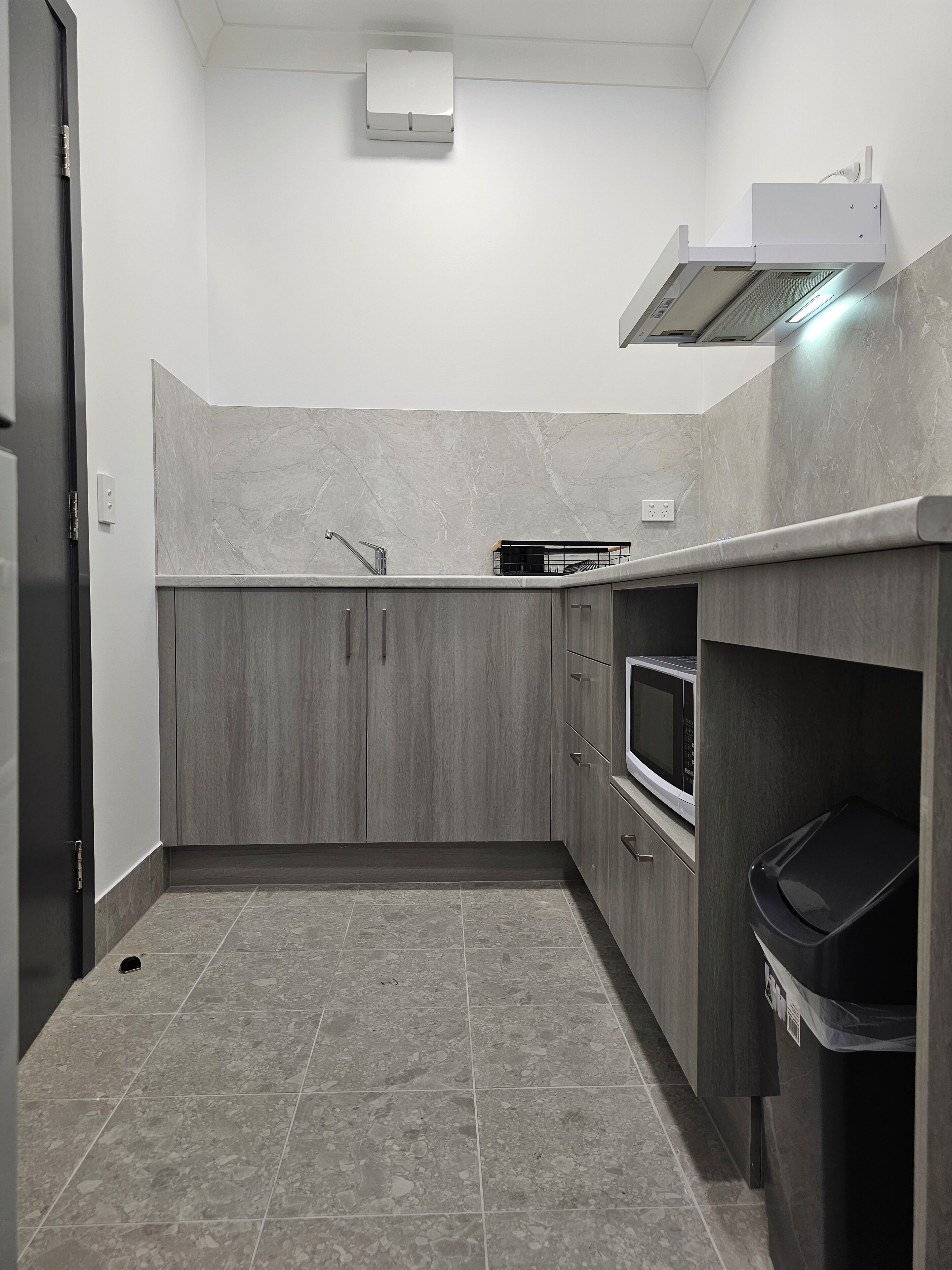 Executive Studio | Private kitchen | Fridge, microwave, coffee/tea maker, toaster
