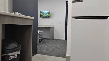 Executive Studio | Private kitchen | Fridge, microwave, coffee/tea maker, toaster