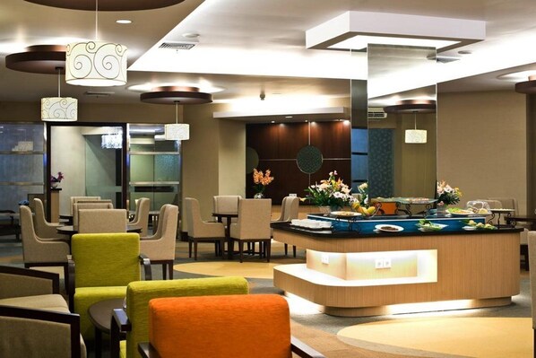 2 restoran, melayani sarapan dengan sajian masakan Indonesia