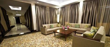 32-inch LCD TV with cable channels, TV