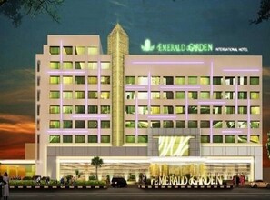 Combined shower/bathtub, hair dryer, towels - Emerald Garden International Hotel (Medan)