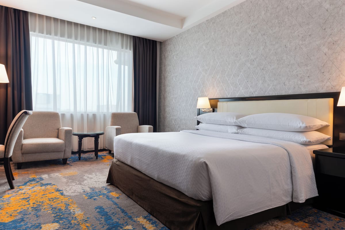 Room, 1 King Bed, Smoking | 1 bedroom, minibar, in-room safe, soundproofing