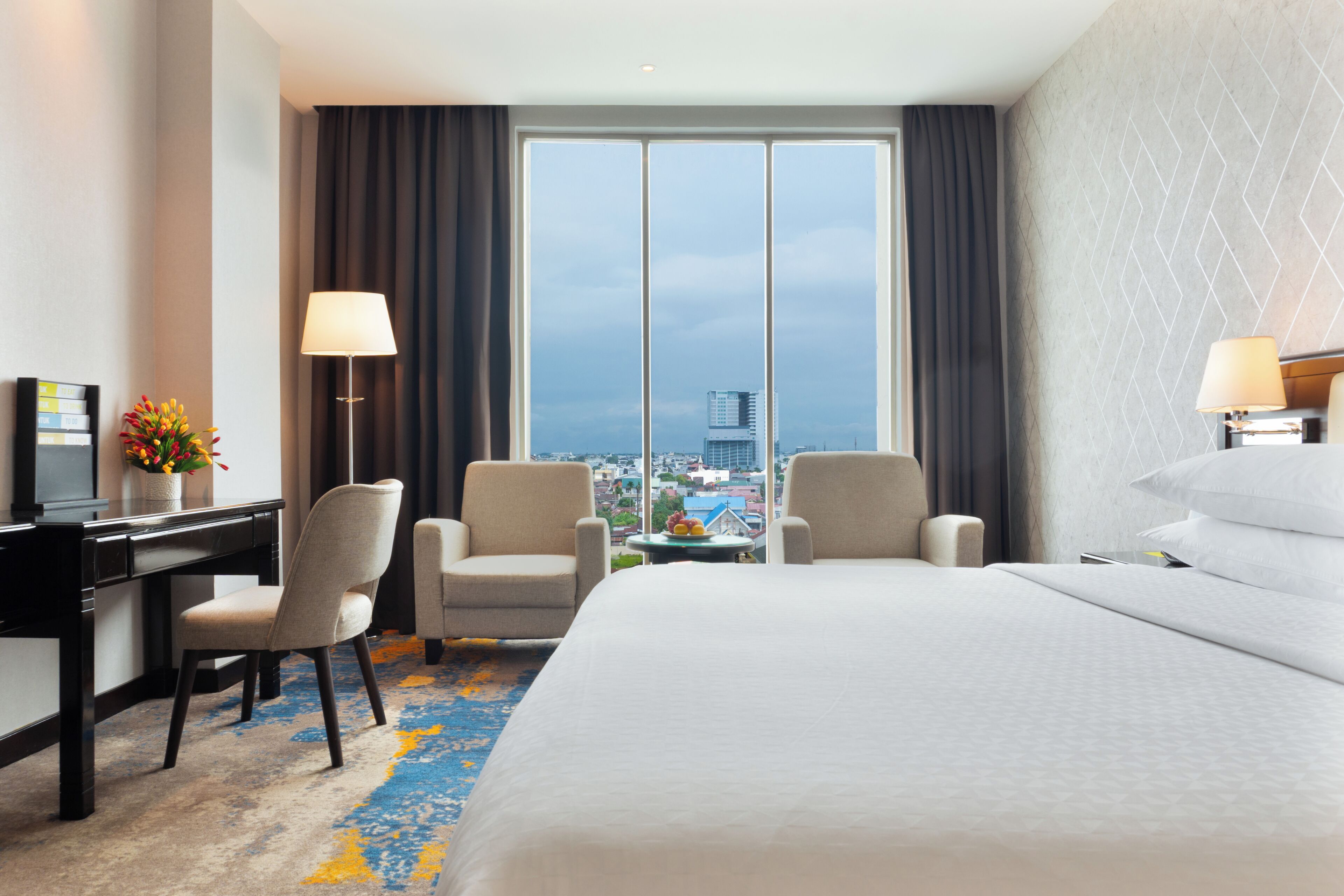 Large Room, 1 King Bed | Minibar, in-room safe, soundproofing, cribs/infant beds