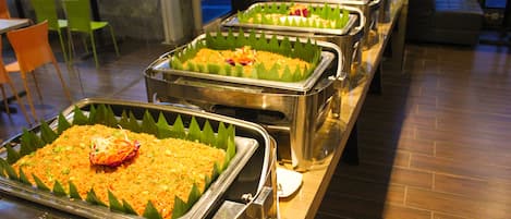 Serveert ontbijt, lunch, diner, Indonesische gerechten