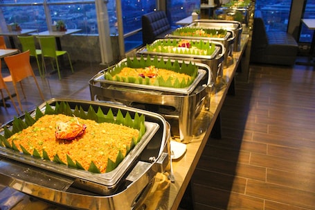 Se sirven desayunos, almuerzos y cenas; cocina indonesia