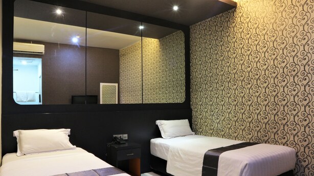Superior Room | In-room safe, desk - Candi Hotel (Medan)