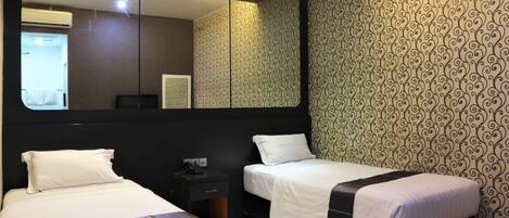 高級客房 | 客房內保險箱、書桌