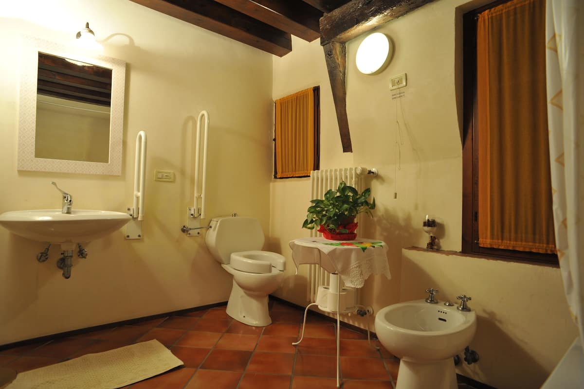 single room, shared bathroom | bathroom | free toiletries, hair dryer, towels, soap