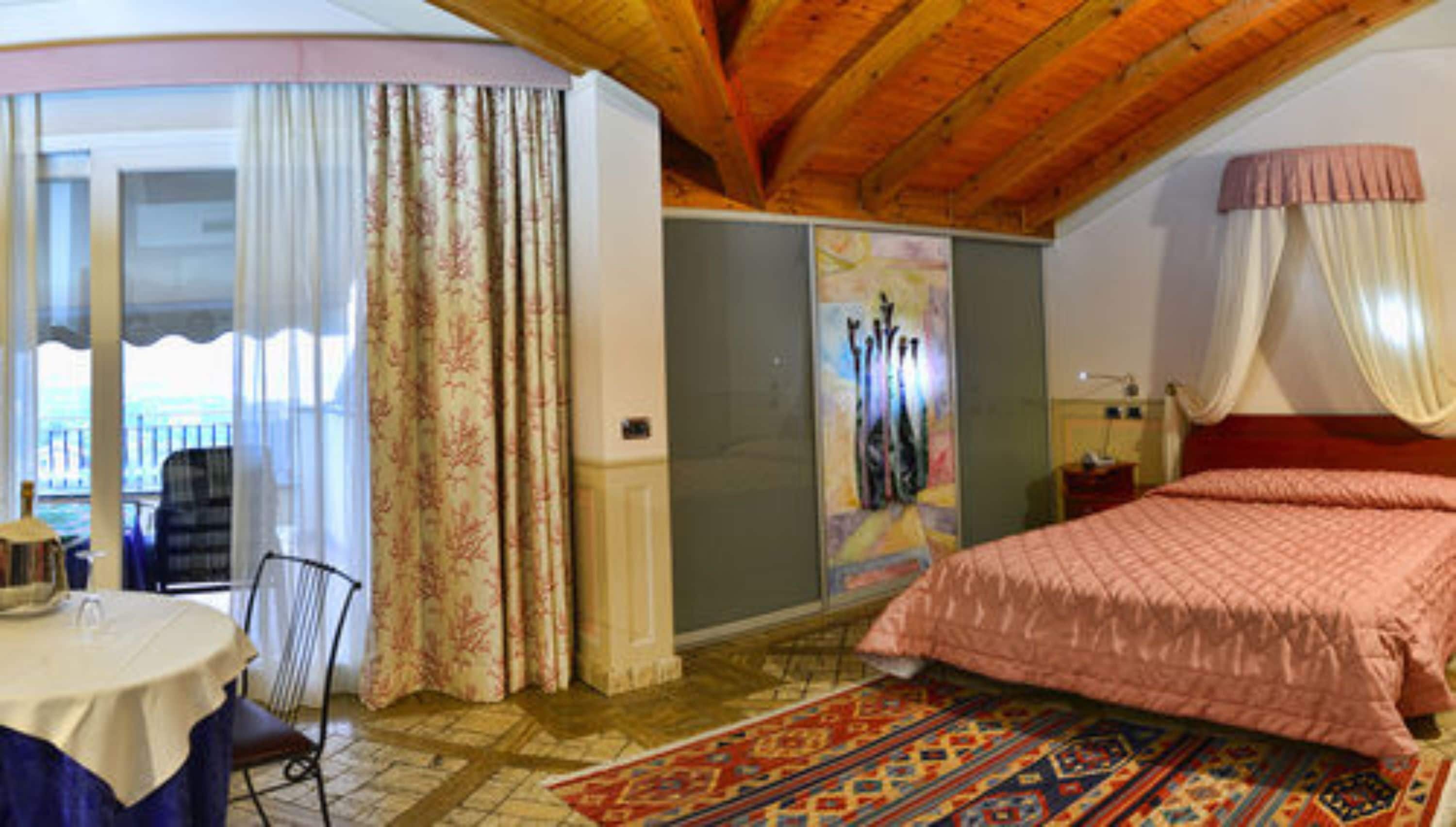 suite | 1 bedroom, premium bedding, memory-foam beds, minibar