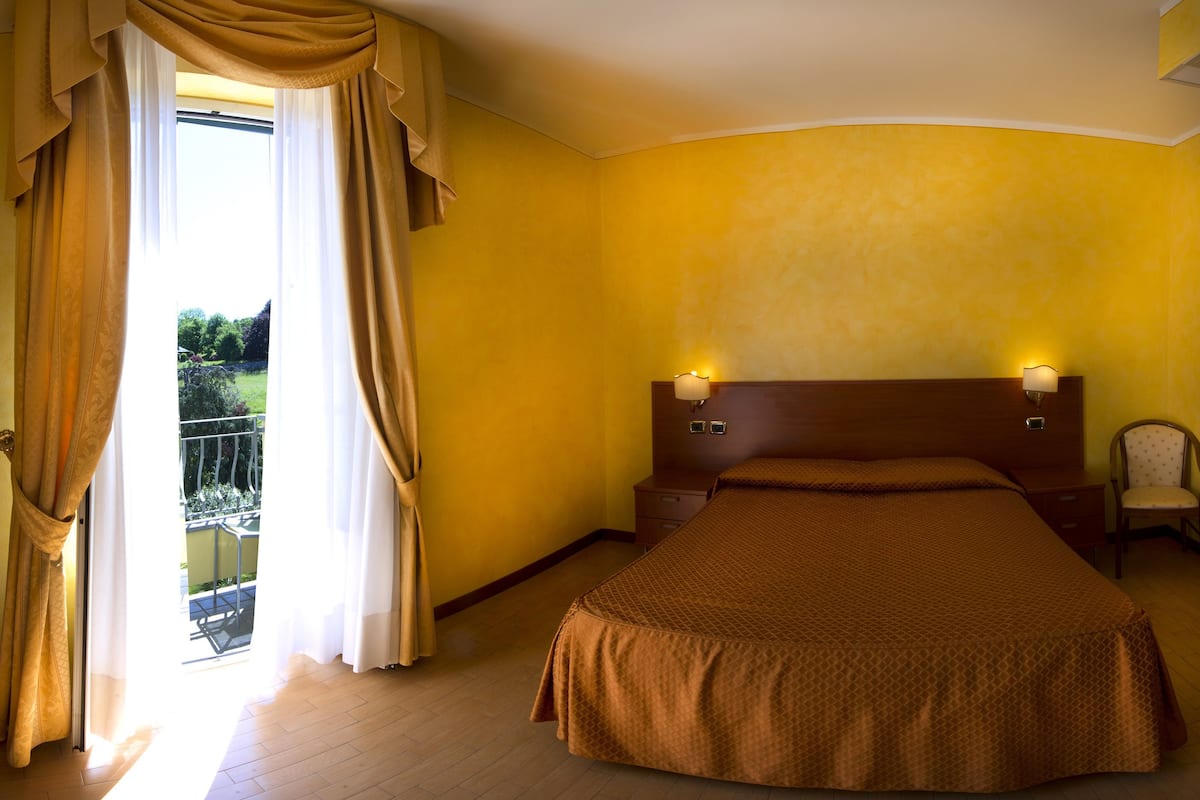 1 bedroom, premium bedding, memory-foam beds, minibar