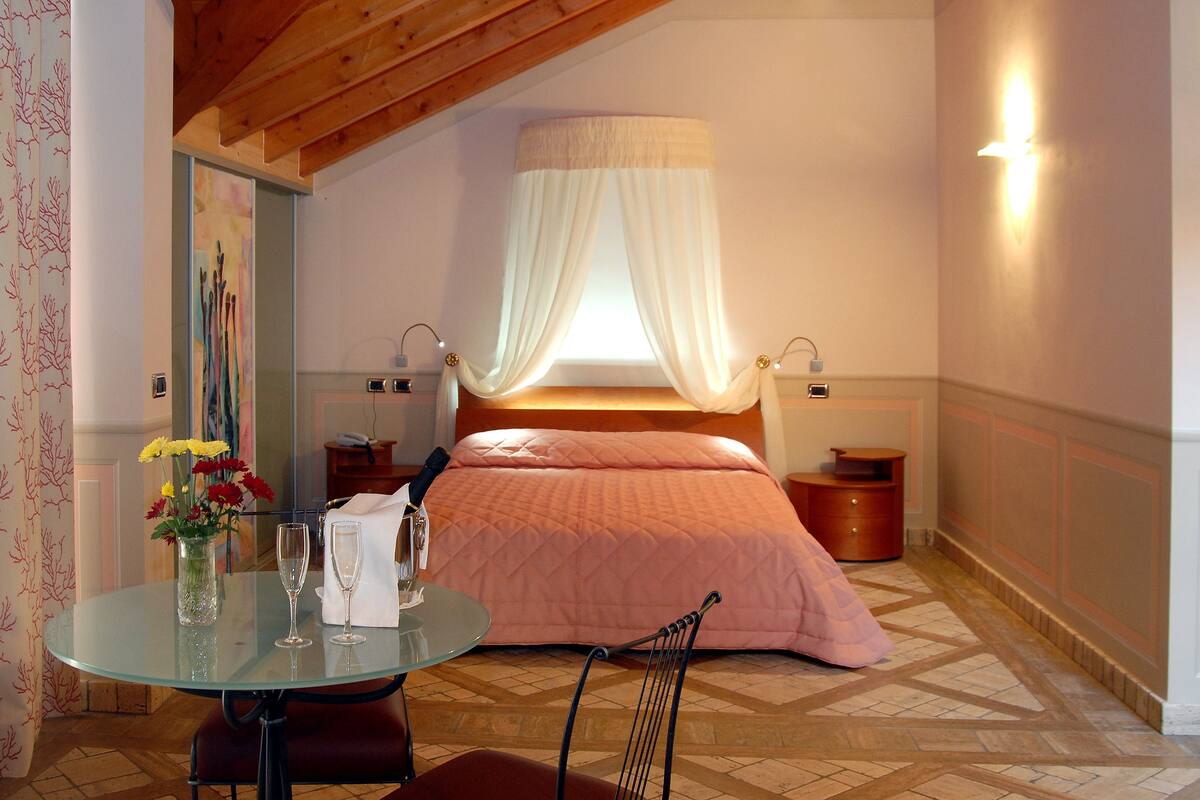 1 bedroom, premium bedding, memory-foam beds, minibar