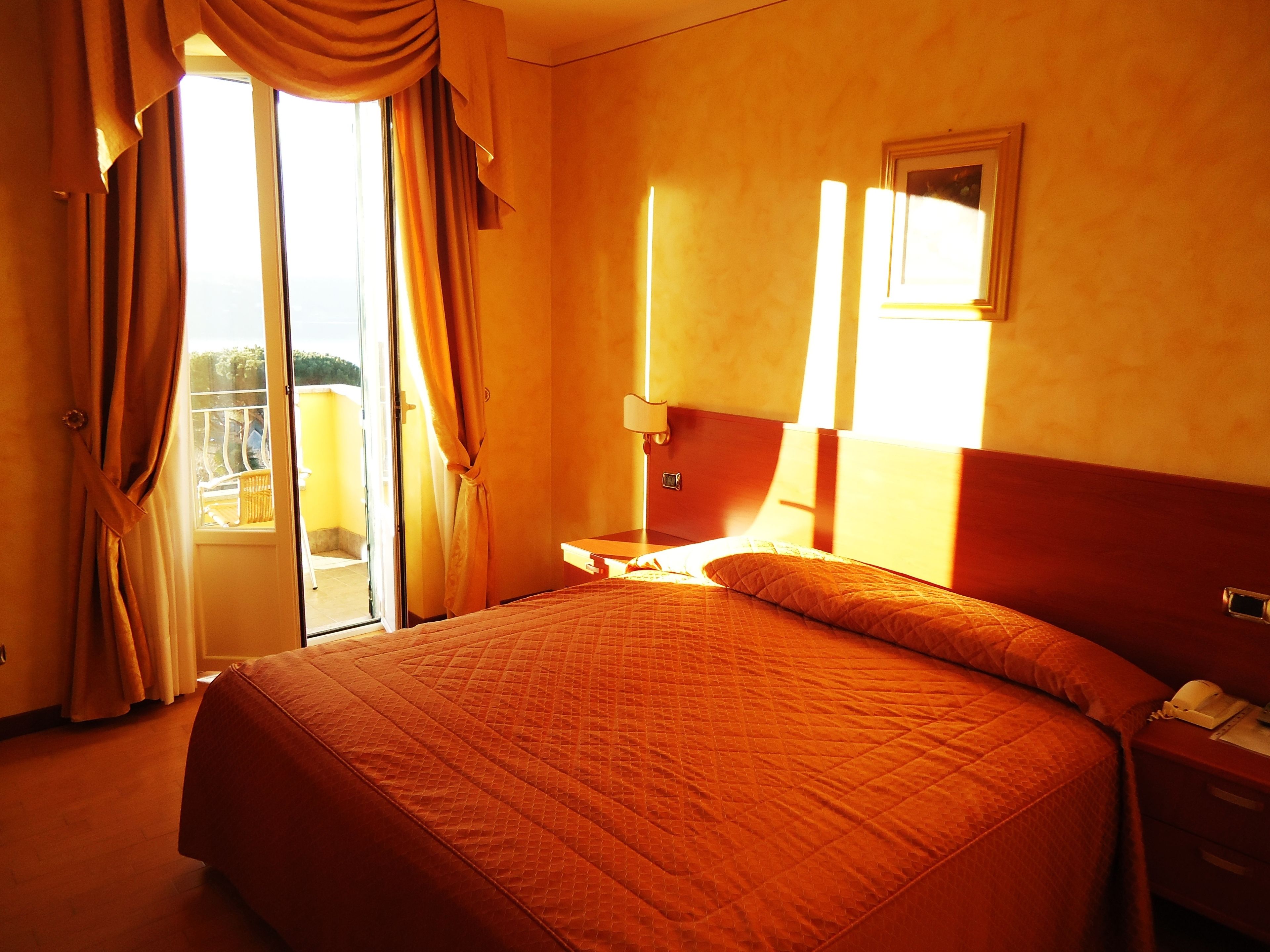 1 bedroom, premium bedding, memory-foam beds, minibar