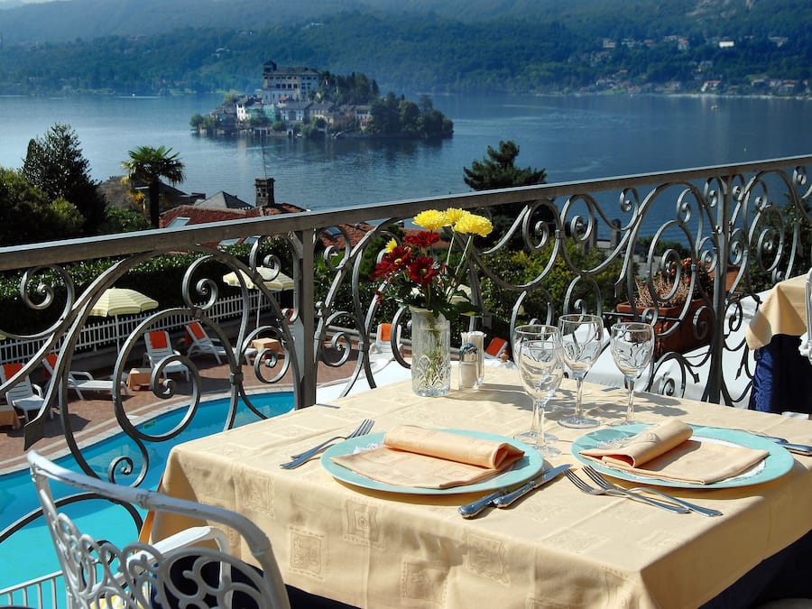 Frokost, lunsj og middag serveres, regionale retter, uteservering