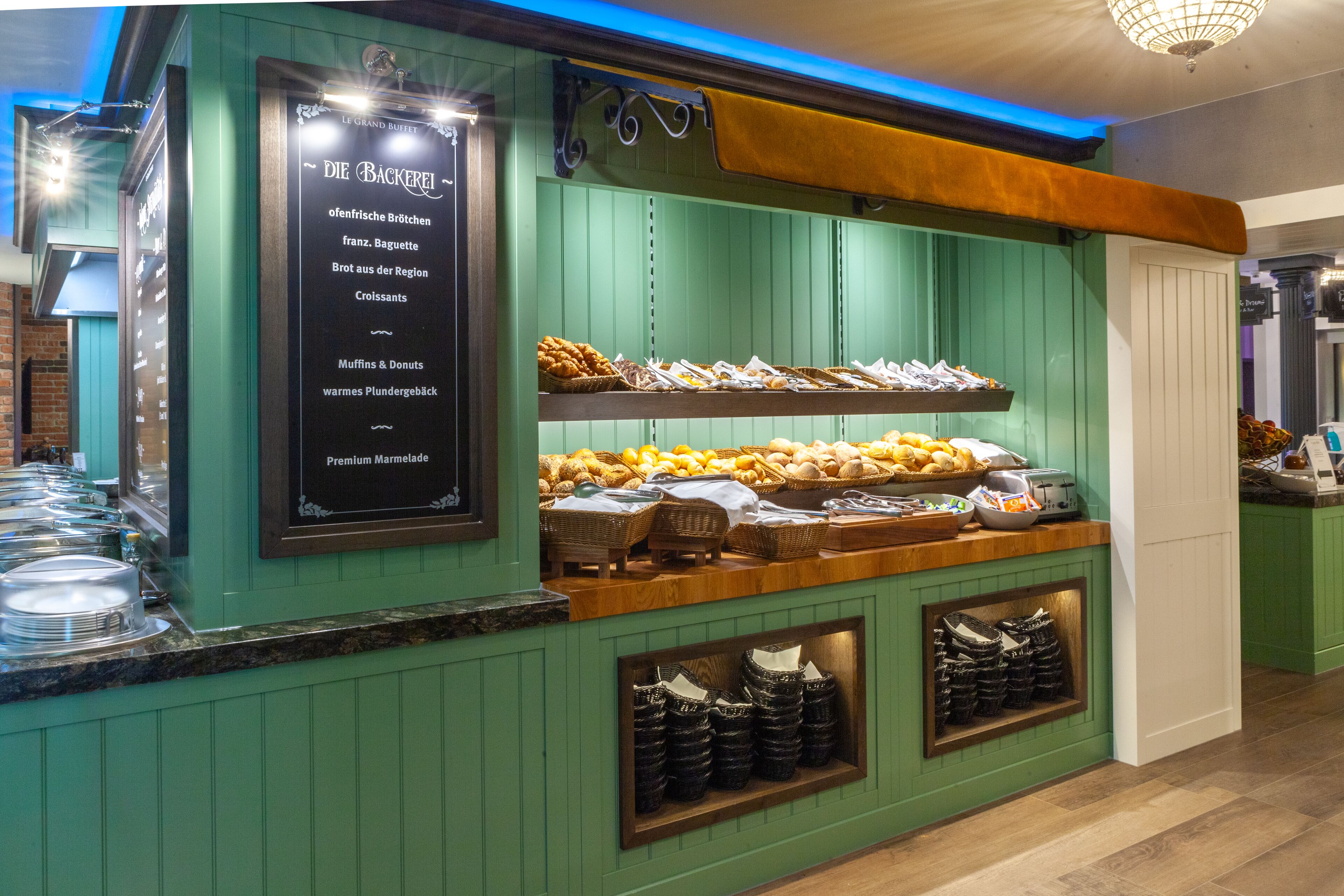 Un comptoir de buffet proposant une variété de plats et un panneau affichant le menu.