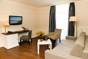 Family apartment (Dependance) | Living room | 32-inch LED TV with satellite channels, TV - Europa Hotel Kühlungsborn (Kuehlungsborn)