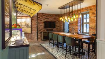 2 Restaurants, Frühstück, Mittagessen, Abendessen, lokale Küche