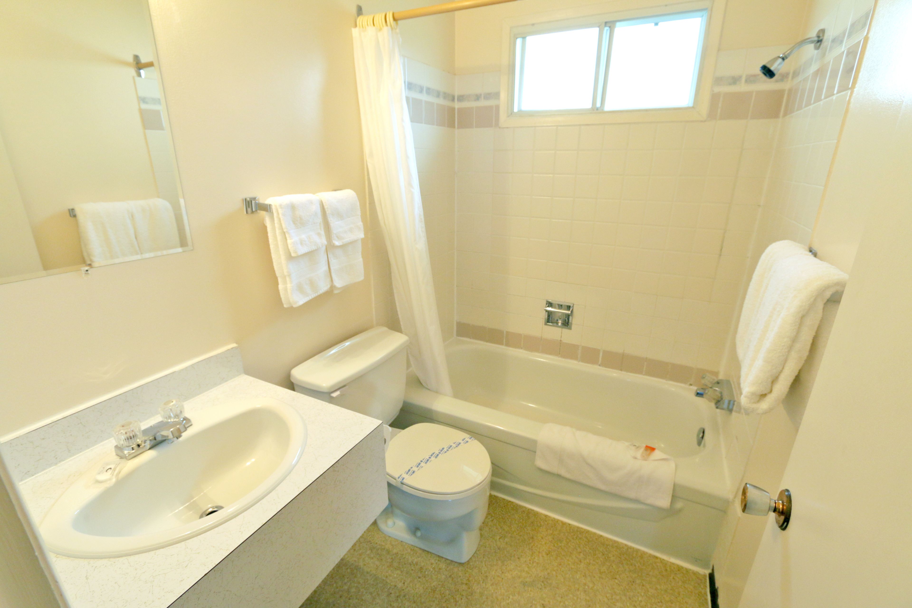 Habitación doble, no fumadores | Baño | Ducha y bañera combinadas y cabezal de ducha tipo lluvia