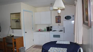 Double Room, Non Smoking, Kitchen | Private kitchen