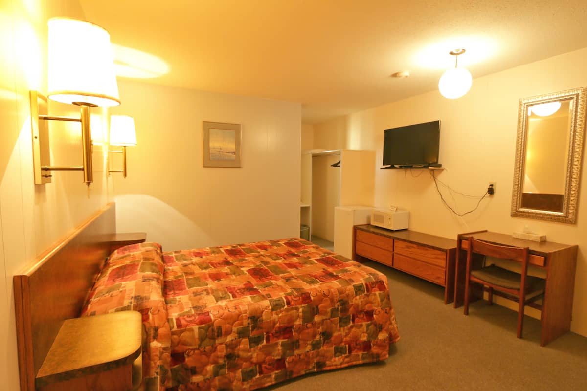 Room, 1 Queen Bed, Non Smoking | Desk, free WiFi, bed sheets