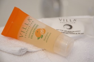 Bañera con ducha, cabezal de ducha tipo lluvia, secador de pelo, toallas