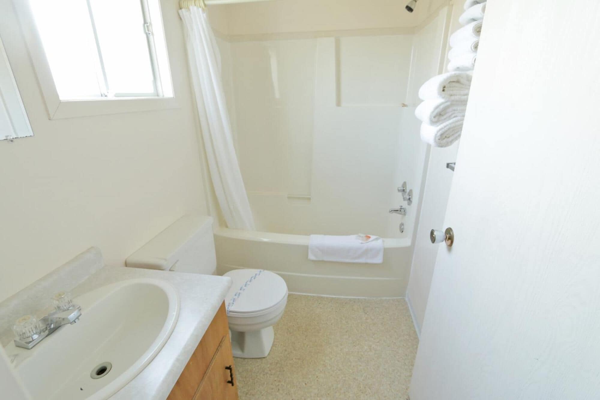 Combined shower/tub, rainfall showerhead, hair dryer, towels