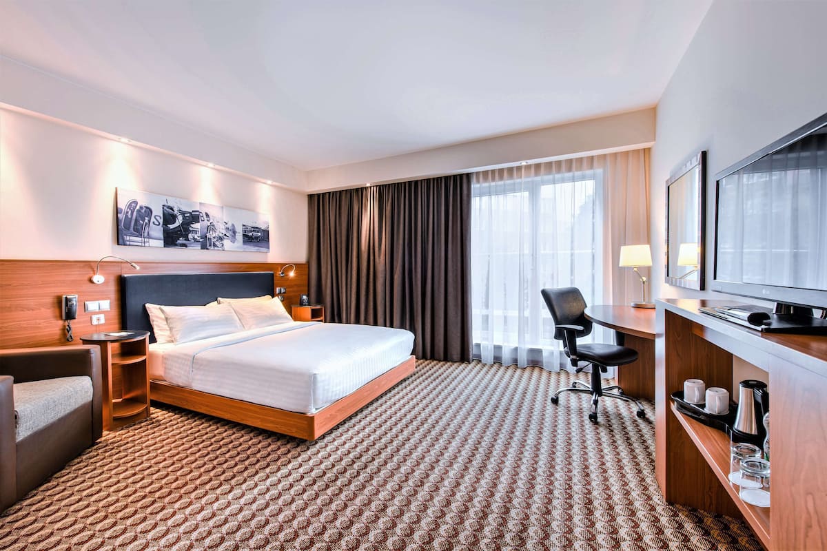 Room, 1 Queen Bed, Accessible, Non Smoking | In-room safe, desk, iron/ironing board, free cots/infant beds