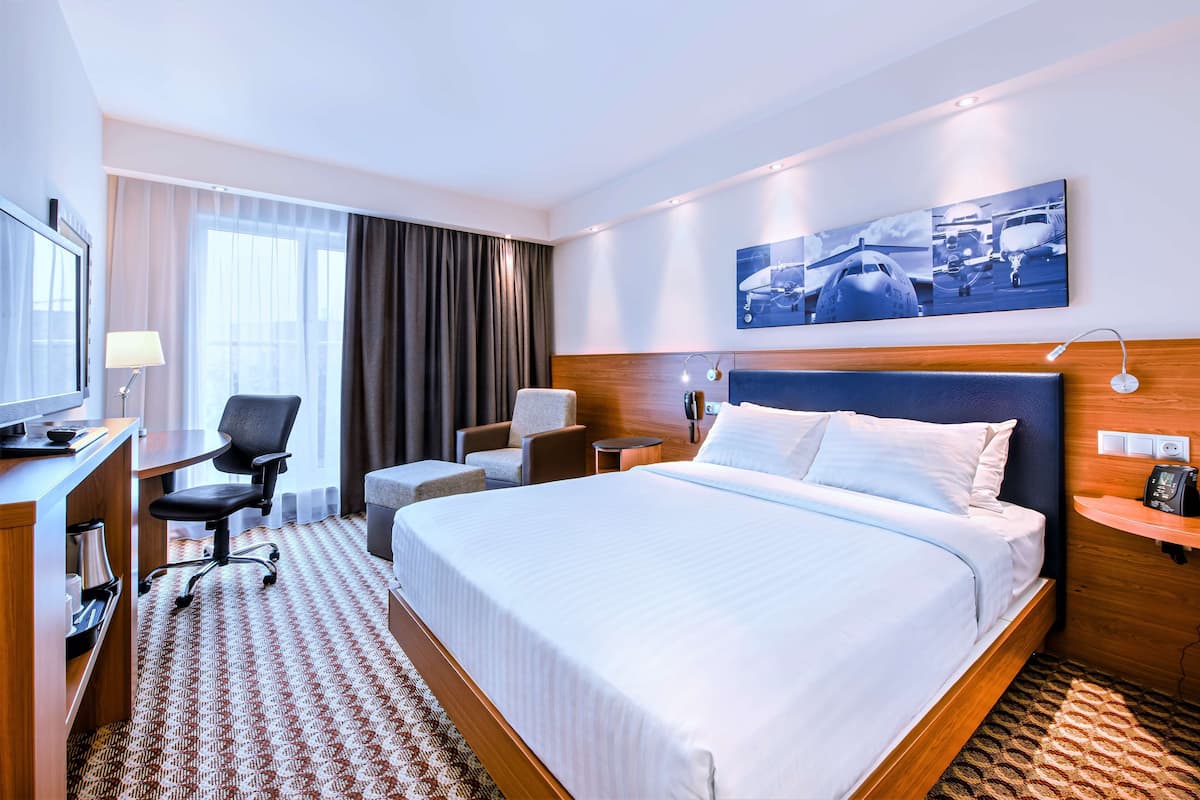 Room, 1 Queen Bed | In-room safe, desk, iron/ironing board, free cots/infant beds