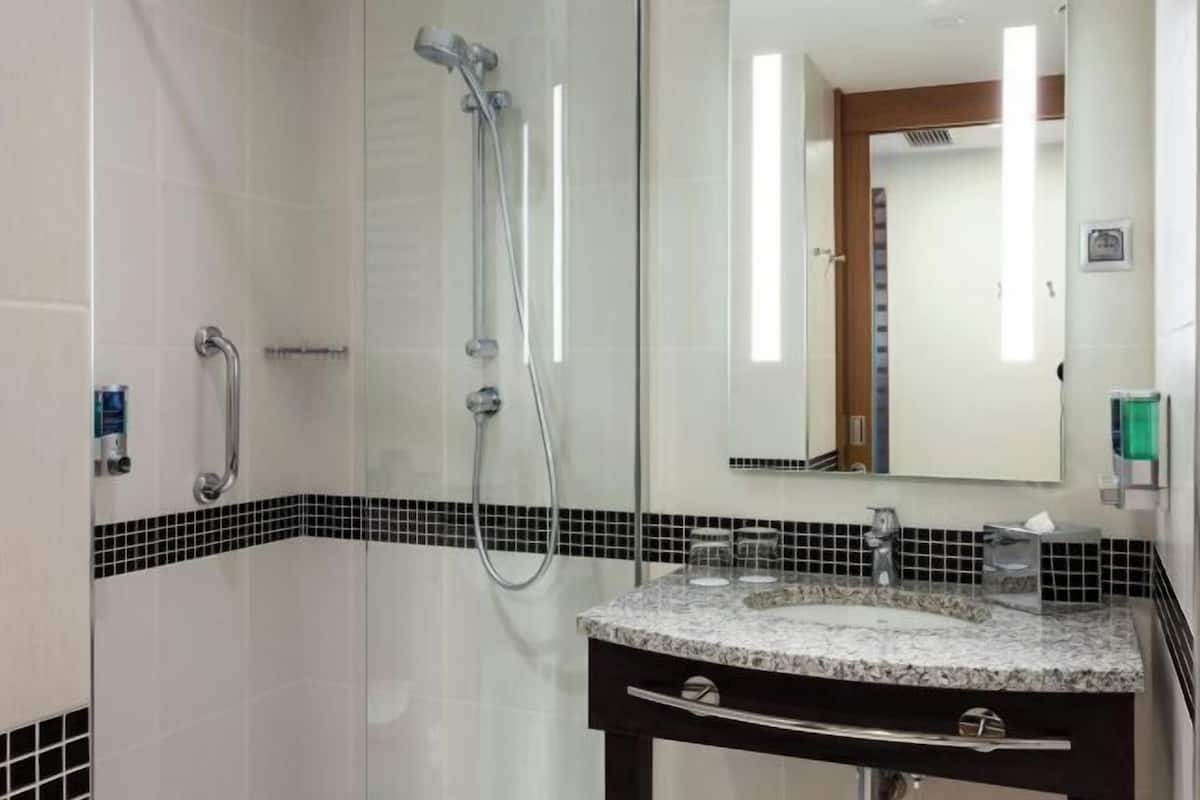 バスルーム | シャワー、ヘアドライヤー、タオル