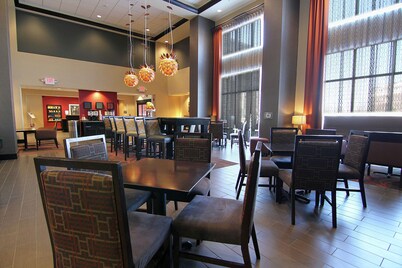大福克斯希尔顿欢朋套房酒店