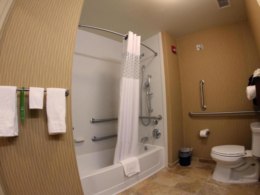 Salle de bain | Articles de toilette griffés, séchoir à cheveux, serviettes fournies