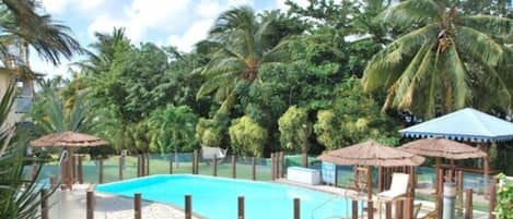 Kolam renang outdoor, dengan payung kolam renang dan kursi berjemur