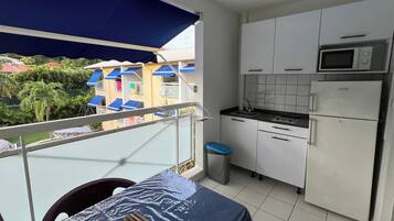Studio Classique | Cuisine privée | Réfrigérateur, micro-ondes, plaque de cuisson, bouilloire électrique