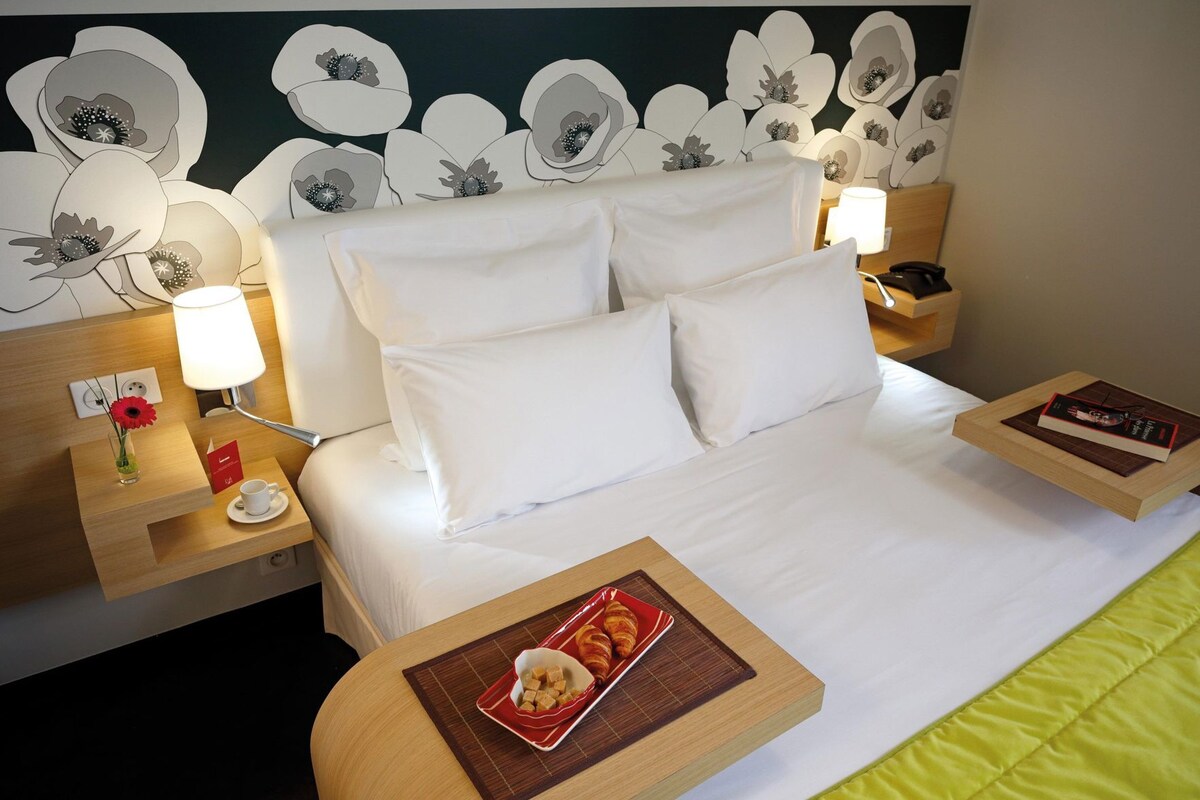 Desk, iron/ironing board (on request), WiFi (free), bed sheets