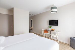 Escritorio, tabla de planchar con plancha, wifi gratis y ropa de cama 