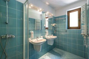 Chambre familiale | Bureau, accès au Wi-Fi (inclus), literie fournie