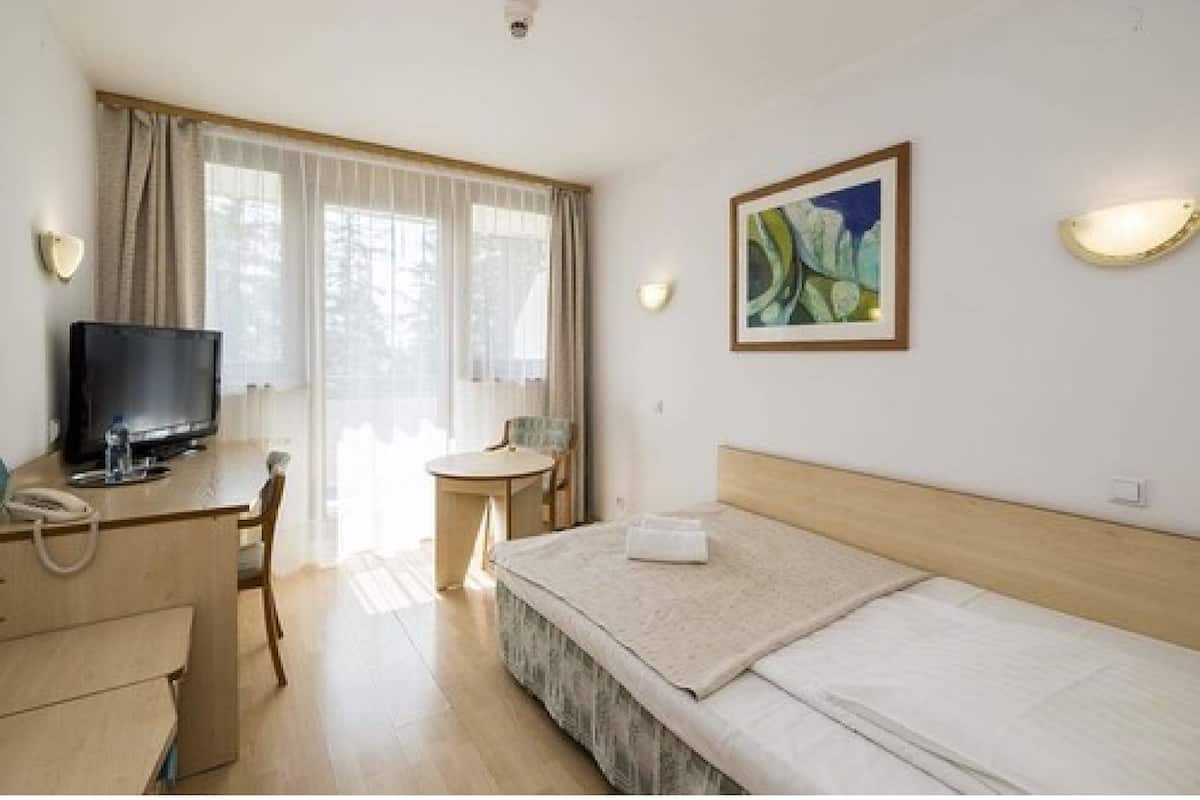 Single Room | Desk, cribs/infant beds, free WiFi, bed sheets