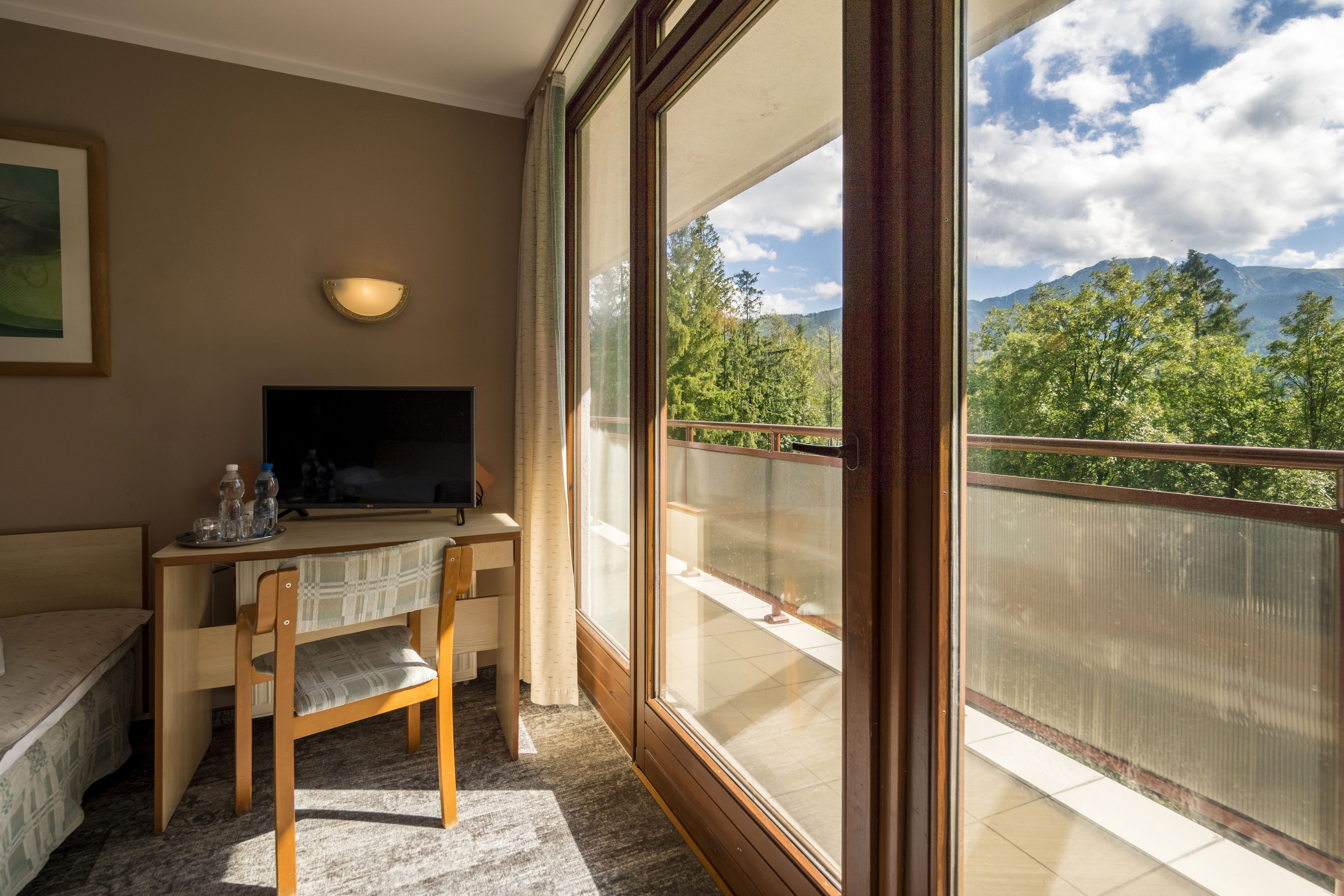 family room | desk, cots/infant beds, free wifi, bed sheets