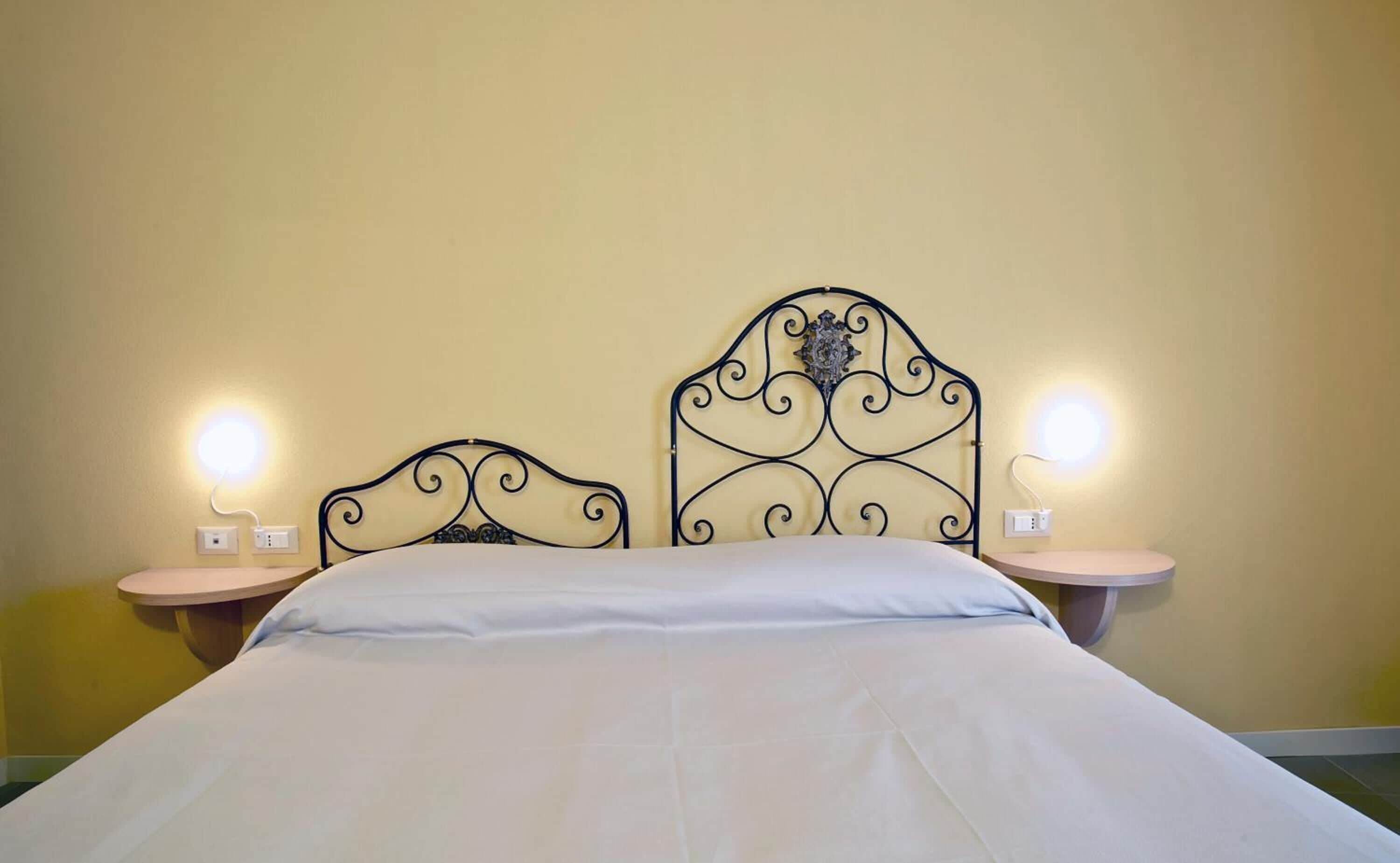 Doppelzimmer, 1 Doppelbett oder 2 Einzelbetten, Balkon | Schreibtisch, laptopgeeigneter Arbeitsplatz, kostenlose Babybetten