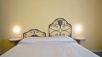 Doppelzimmer, 1 Doppelbett oder 2 Einzelbetten, Balkon | Schreibtisch, laptopgeeigneter Arbeitsplatz, kostenlose Babybetten
