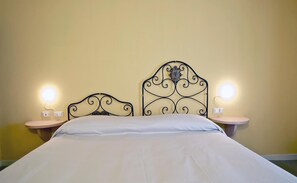Double Room, 1 Double or 2 Twin Beds, Balcony | Desk, laptop workspace, free cribs/infant beds, free WiFi - Locanda della Maria (Bellagio)