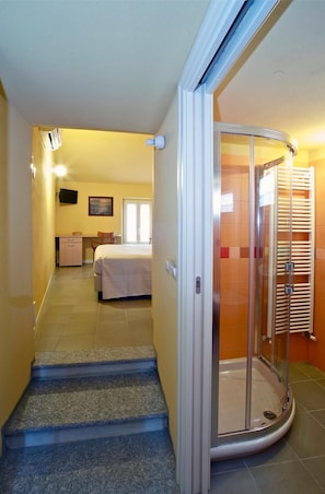 Habitación con 1 cama matrimonial o 2 individuales | Escritorio, espacio para trabajar con laptop y cunas gratuitas