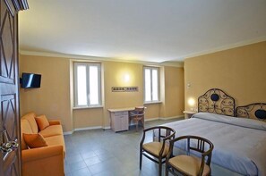 Desk, laptop workspace, free cots/infant beds, free WiFi - Locanda della Maria (Bellagio)